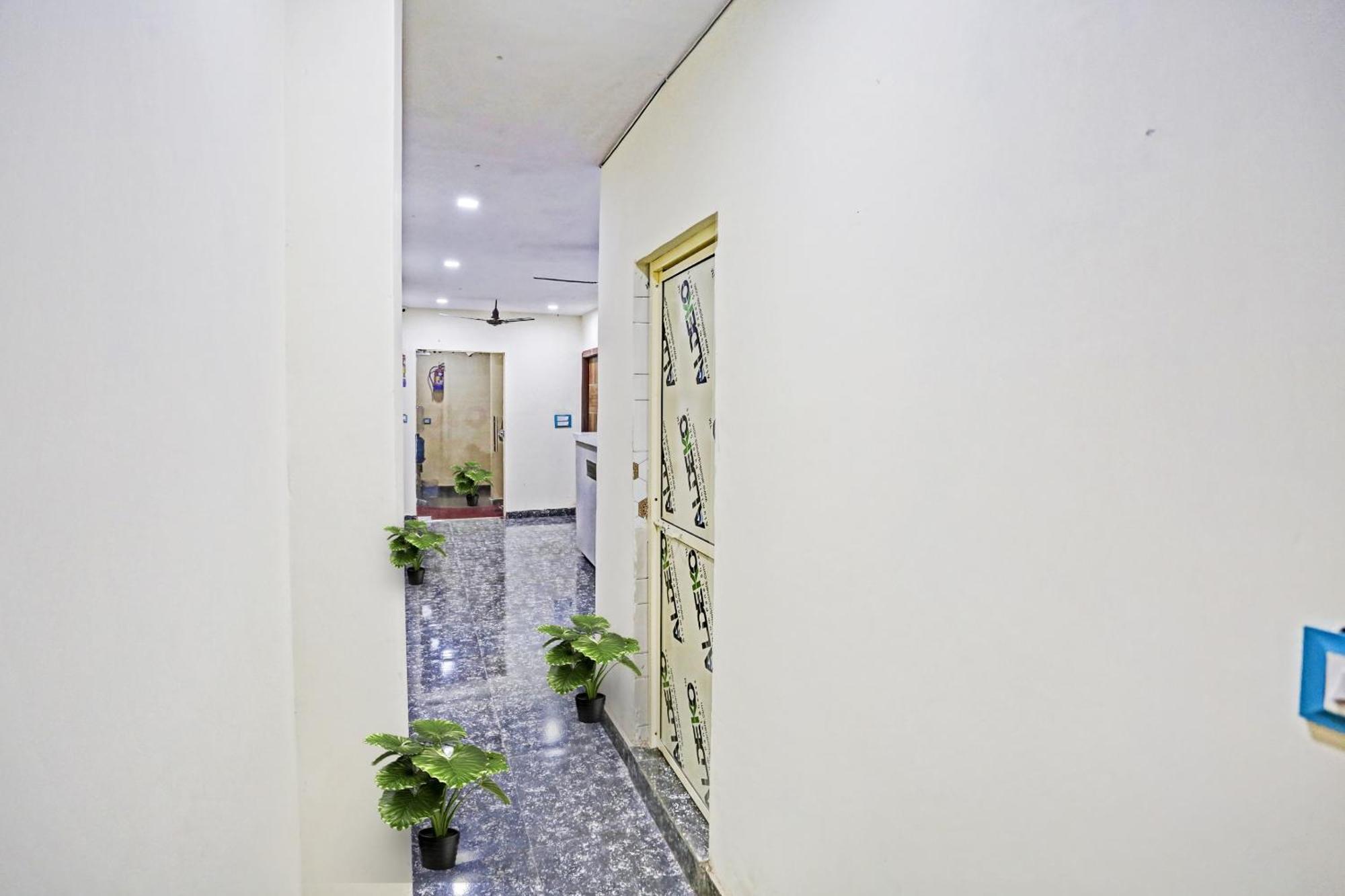 Hotel O Royal Palace Guest House Near Vishwa Vidyalaya Metro Station Nova Deli Exterior foto